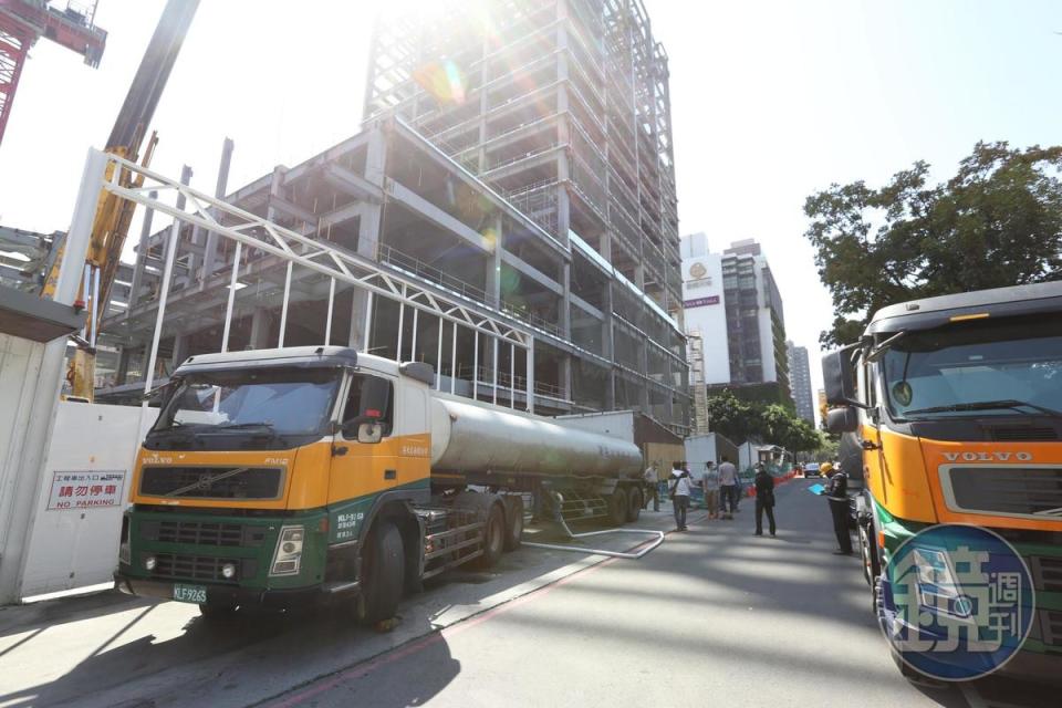 台積電派水車到建築工地取用地下水，這些湧出來的地下水，如果沒有載走就流掉浪費了。