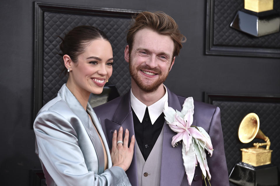 Claudia Sulewski, a la izquierda, y Finneas llegan a la 64ta entrega anual de los premios Grammy, el domingo 3 de abril de 2022 en Las Vegas. (Foto por Jordan Strauss/Invision/AP)