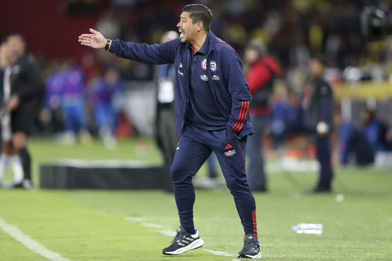 Nicolas Cordova, el seleccionador interino de Chile tras la renuncia de Eduardo Berizzo; los dirigentes negocian con una larga lista de candidatos para tomar el control de la Roja