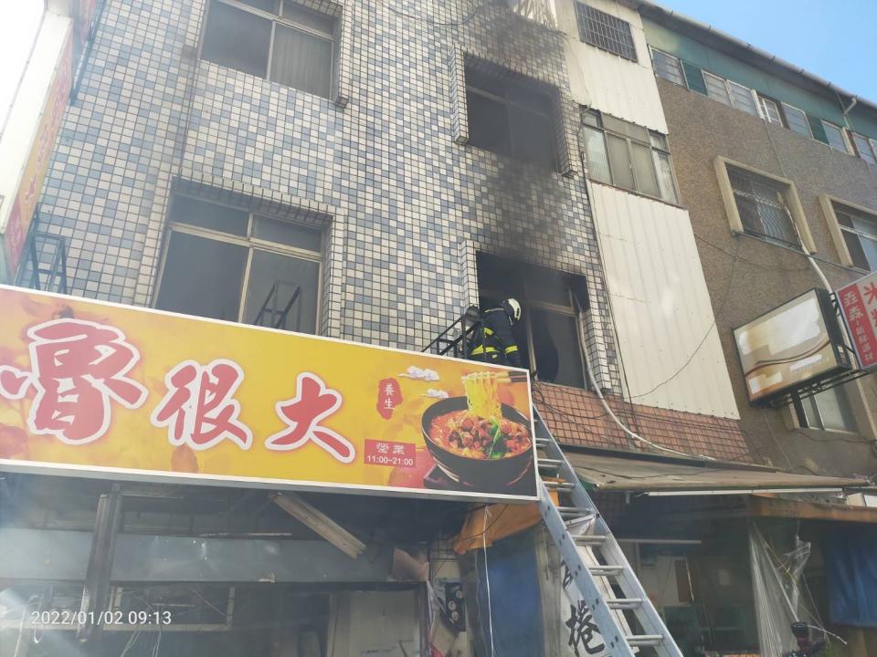 台中市北區永興街一家滷味店2日上午發生氣爆火警，消防局獲報到場搶救，1名女員工燒燙傷送醫。（台中市消防局提供）