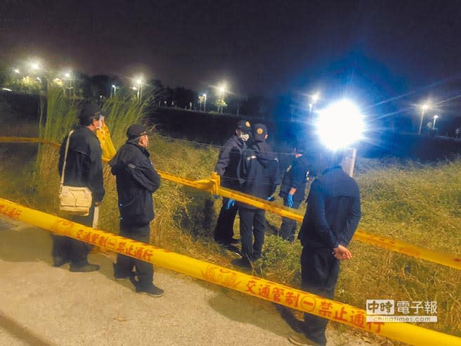 台南市警方1日深夜前往巴克禮公園附近草叢尋找死者的屍塊。（洪榮志翻攝）