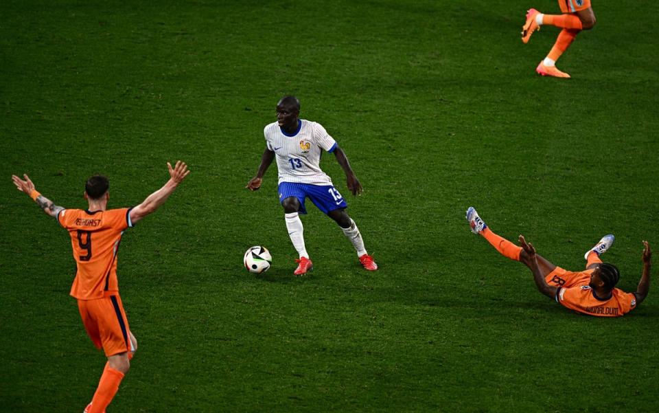 N’Golo Kante shrugs off Georginio Wijnaldum (AFP via Getty Images)