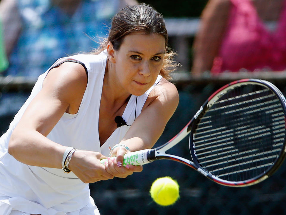 Allem Anschein nach haben es die Kommentatoren besonders beim Tennis auf die Sportlerinnen abgesehen. Die BBC leistete sich folgenden Fehltritt bei Marion Bartoli: "Ich frage mich, ob ihr Vater, als sie so 12, 13, 14 war, zu ihr gesagt hat: 'Hör zu, du wirst niemals ein Hingucker sein. Du wirst niemals jemand wie Sharapova sein. Du wirst niemals 1,80 Meter groß sein und du wirst niemals jemand mit langen Beinen sein, also musst du das irgendwie kompensieren." (Bild-Copyright: Michael Dwyer/AP Photo)