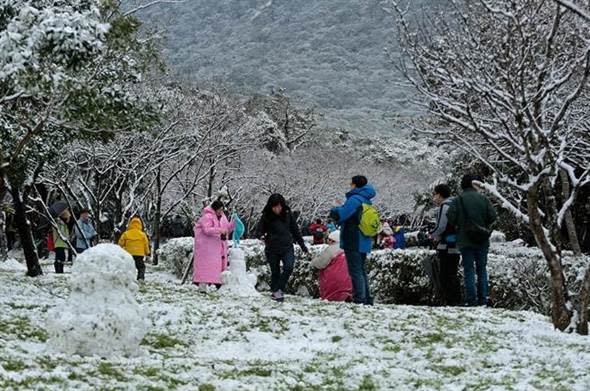 強烈冷氣團南下，今明兩天玉山、雪山、合歡山夜間都有可能降雪。(報系資料照)