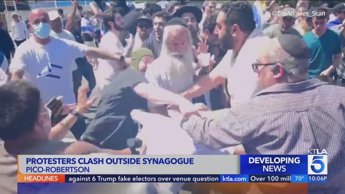 Protesters Allegedly Block Entrance to Synagogue in Closely Jewish Neighborhood, LAPD Responds