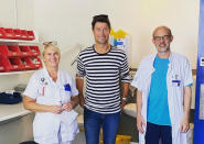 "Hoy, después de 10 años de tratamientos y chequeos, ¡finalmente tengo el alta en mi diagnóstico de cáncer de linfoma folicular!", escribió Brian Laudrup en Instagram tras compartir una imagen junto a sus médicos. El ex jugador del Chelsea y Ajax también quiso enviar "un enorme agradecimiento" al "increíble y maravilloso" personal sanitario del Rigshospitalet de Dinamarca. (Foto: Instagram / <a href="https://www.instagram.com/p/CFHp8ikFb7j/?utm_source=ig_embed" rel="nofollow noopener" target="_blank" data-ylk="slk:@brianlaudrupofficial;elm:context_link;itc:0;sec:content-canvas" class="link ">@brianlaudrupofficial</a>)