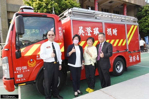 縣長王惠美頒獎表揚有功人員，且感謝吳澄瑛女士及陳飛翰先生拋磚引玉，捐贈消防小型水箱。（記者方一成攝）