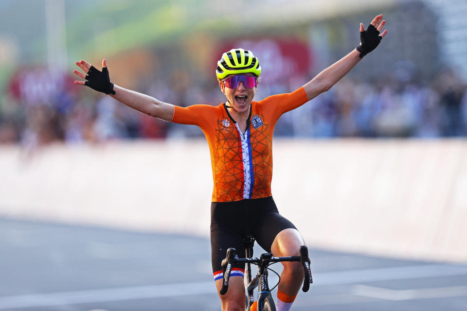 Die Niederländerin Annemiek van Vleutenfreut sich fälschlicherweis über die Goldmedaille. (Bild: Getty Images)