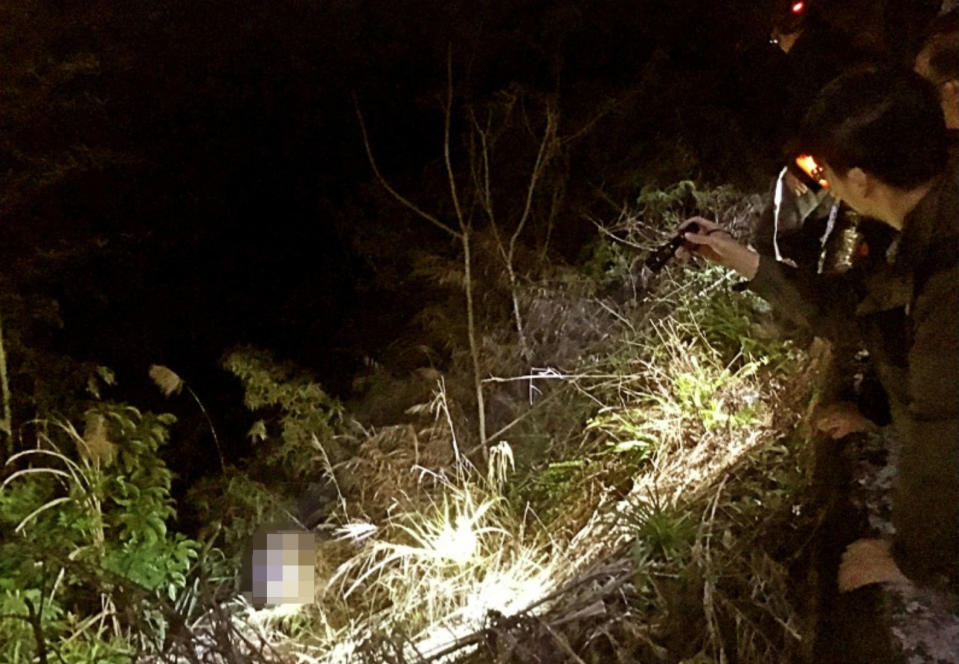 警方瞥見1個掛在樹枝上的黑色塑膠袋隨風搖晃宛如招手般，才終於在下方找到冤死的林女遺體，暗嘆似乎冥冥之中有助力。（圖片翻攝）