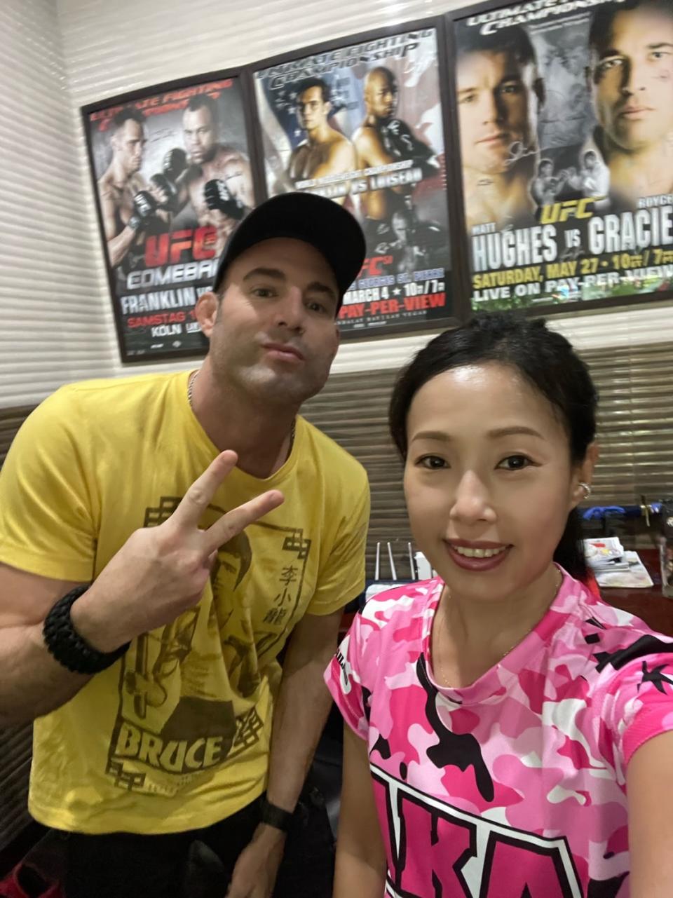 UFC傳奇名將AKA Thailand創辦人 Mike Swick(左)、公關教主于長君合影。 STARFiSH Agent星予運動經紀提供