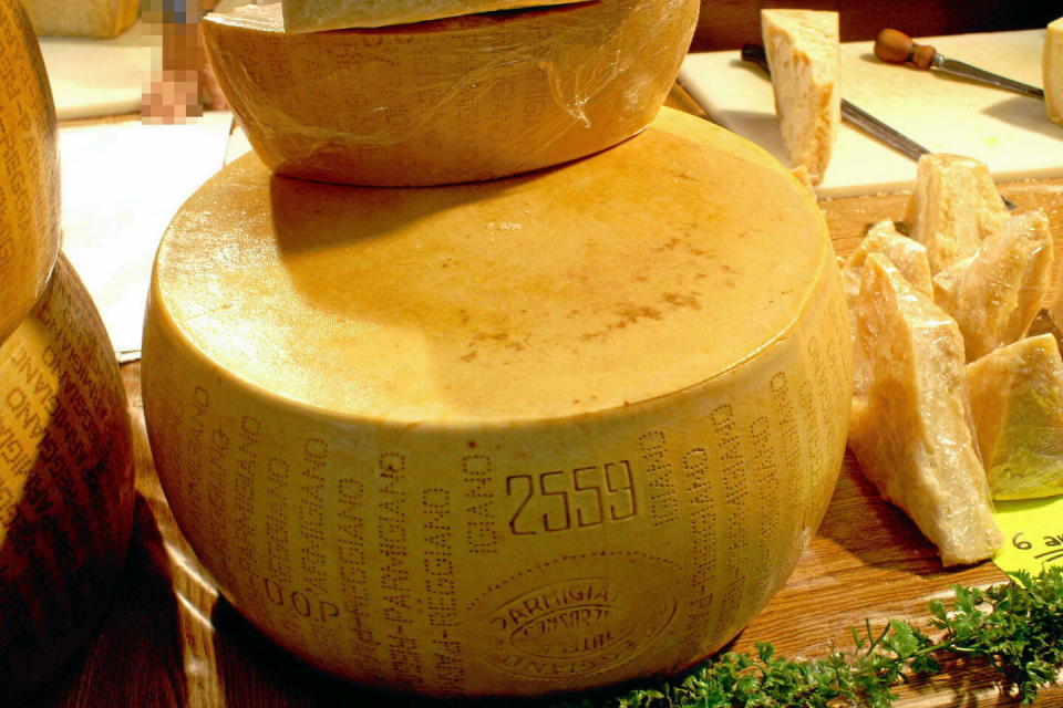 L'entrepôt, situé dans la petite ville de Romano di Lombardia au sud de Bergame, contenait au total 25 000 meules de fromages stockées sur des étagères de métal culminant à une dizaine de mètres. (Image d'illustration)  - Credit:JF BIANCHETTO / MAXPPP