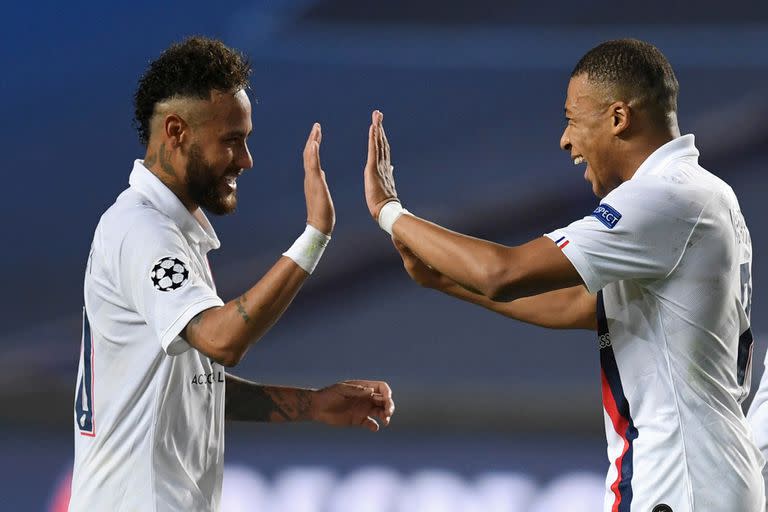 Atalanta v Paris St Germain - Estadio da Luz, Lisboa, Portugal - 12 de agosto de 2020 Neymar y Kylian Mbappé del Paris St Germain celebran después del partido, mientras el juego se reanuda a puerta cerrada tras el brote de la enfermedad por coronavirus (COVID-19)