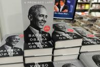 Im November 2020 erschien Barack Obamas Autobiografie "Ein verheißenes Land", für das er einen Vertrag über angeblich 65 Millionen US-Dollar geschlossen hatte. In dem Buch erinnert sich Obama an die Anfänge seiner Karriere und die ersten Jahre seiner Präsidentschaft zurück. (Bild: Artur Widak/NurPhoto via Getty Images)
