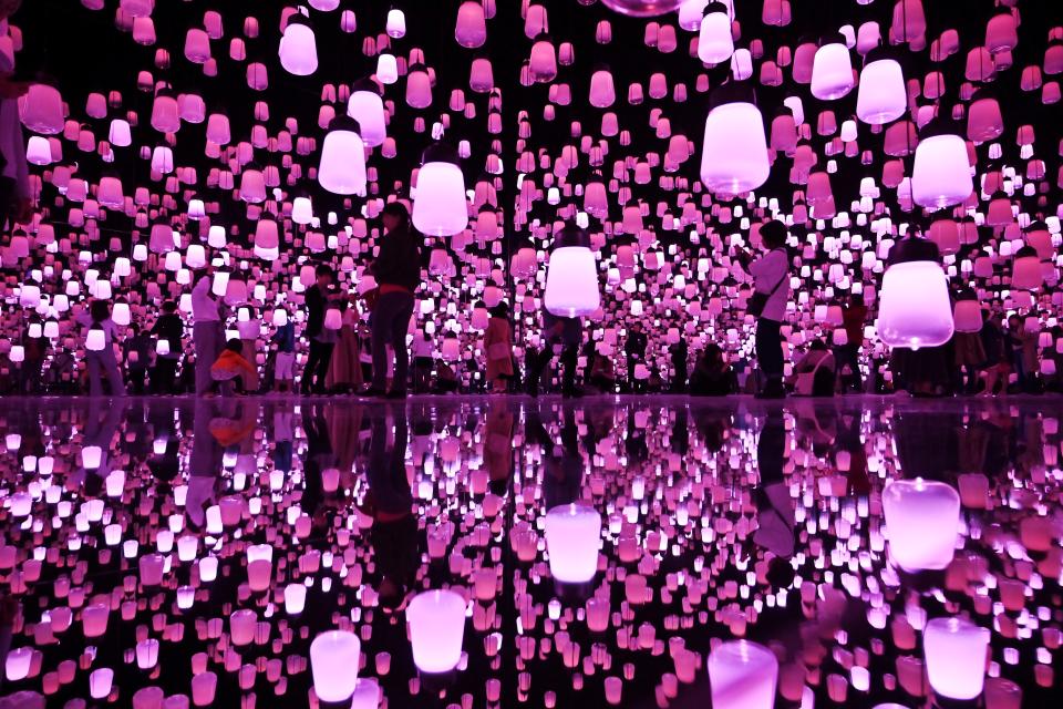 Le collectif TeamLab s'est produit à Tokyo en projetant une combinaison de lumières et de sons pour une expérience immersive inédite. (Photo : Charly TRIBALLEAU / AFP)