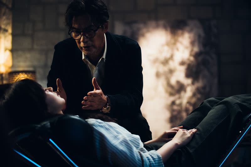 任達華在《源生罪》飾演催眠師。（圖／華映娛樂）