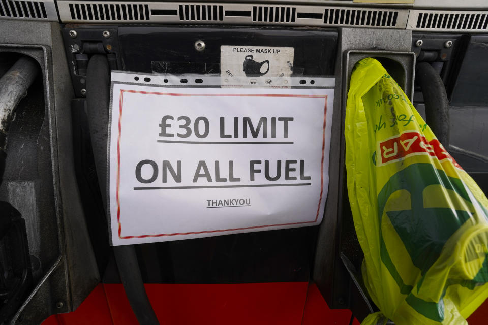 HELSTON, ENGLAND - SEPTEMBER 24: A garage owner's sign notifying customers of a £30 limit to their fuel purchases is displayed at a Texaco franchise garage on September 24, 2021 in Helston, England. BP and Esso have announced that its ability to transport fuel from refineries to its branded petrol station forecourts is being impacted by the ongoing shortage of HGV drivers and as a result, it will be rationing deliveries to ensure continuity of supply.  (Photo by Hugh R Hastings/Getty Images)