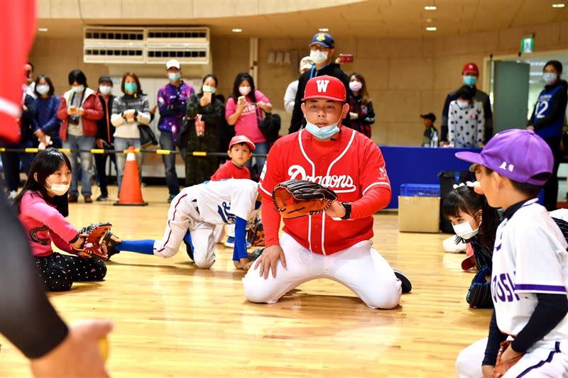 味全龍接棒未來舉辦迷你棒球賽，劉時豪指導小球員。（圖／YYsports寶勝國際提供）