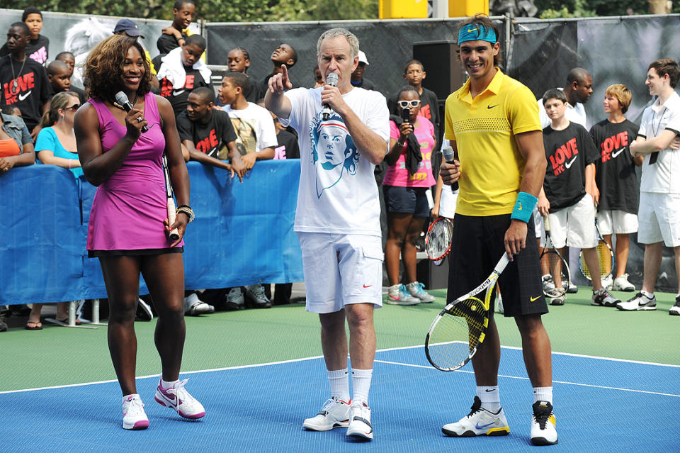 Serena Williams, John McEnroe et Rafael Nadal, lors d'un événement à New York en août 2009.<br><p> « Si elle jouait sur le circuit masculin, elle serait aux alentours de la 700e place mondiale. » En juin 2017, au détour d’une interview, <a href="https://www.elle.fr/Societe/News/L-humiliante-remarque-de-John-McEnroe-a-Serena-Williams-3500111" rel="nofollow noopener" target="_blank" data-ylk="slk:McEnroe tacle Serena Williams;elm:context_link;itc:0;sec:content-canvas" class="link ">McEnroe tacle Serena Williams</a>. La joueuse qui a mis sa carrière entre parenthèses car elle attend son premier enfant lui rétorque sur Twitter : «Cher John, je t'adore et te respecte, mais s'il te plait, laisse-moi tranquille avec tes déclarations qui ne sont pas étayées par des faits. Je n'ai jamais joué contre un joueur classé (du circuit masculin) et je n'en ai pas le temps. Respecte-moi, respecte ma vie privée alors que j'essaye d'avoir un enfant, bonne journée Monsieur. » Et bam !<br> </p><br>