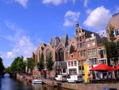 The world along the banks of the canals changes as you move from 17th century homes to beautiful mansions with gardens, cafes, restaurants, churches, historic monuments and boathouses.