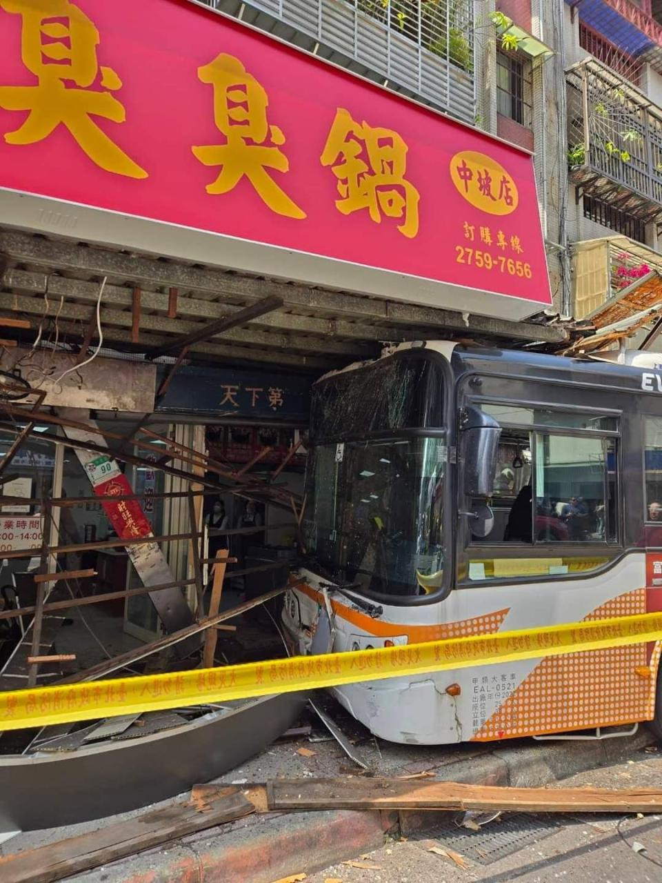 首都客運公車撞入三媽臭臭鍋，釀2傷。取自記者爆料網