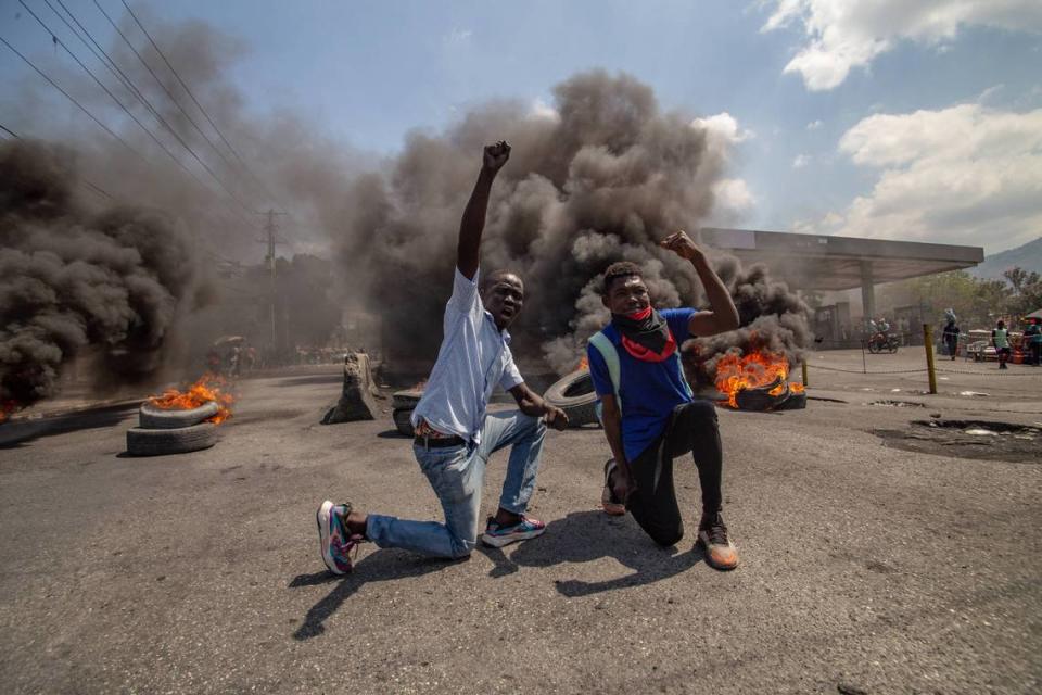 En marzo de 2024, mientras un frente unido de pandillas armadas atacaba las principales instituciones gubernamentales de Haití, algunos haitianos salieron a las calles a protestar.