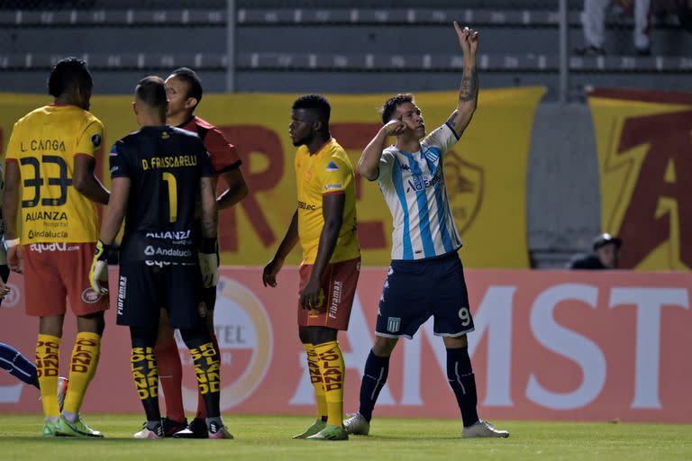 El festejo de Nicolás Reniero, un desahogo para Racing; pese al mal momento en el torneo local, está encaminado en la Copa Libertadores