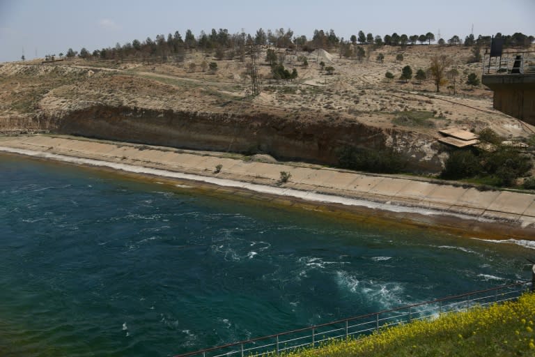 A picture taken on March 28, 2017 shows a general view of the Tabqa dam which has been partially captured from the Islamic State group by the US-backed Syrian Democratic Forces