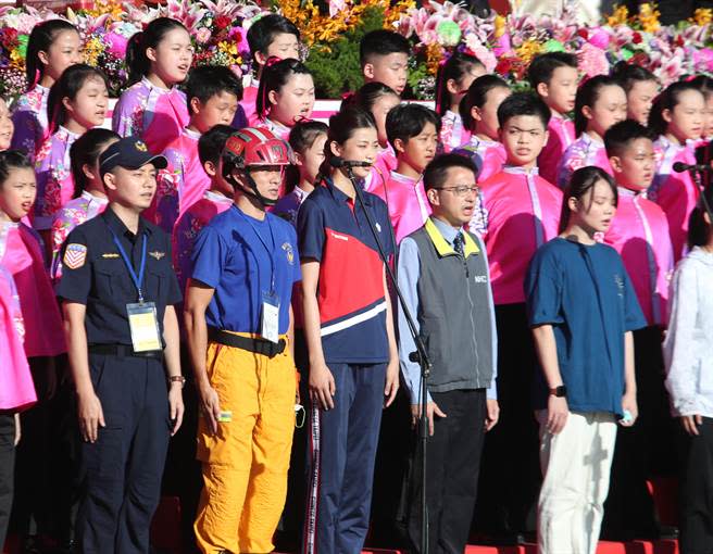 中華民國110年國慶大會10日於總統府前舉行，由疾管署副署長羅一鈞（前右2）及奧運銅牌選手羅嘉翎（前中）等6位各界英雄代表偕同國立客家兒童合唱團在現場典禮前共同領唱國歌，進行最後的演練。（鄭任南攝）