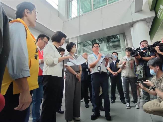 台中捷運豐樂公園站日前發生吊臂墜落、列車撞上釀1死10傷事故，立法院交通委員會15日來到台中考察並進行捷運運作安全檢討。（潘虹恩攝）