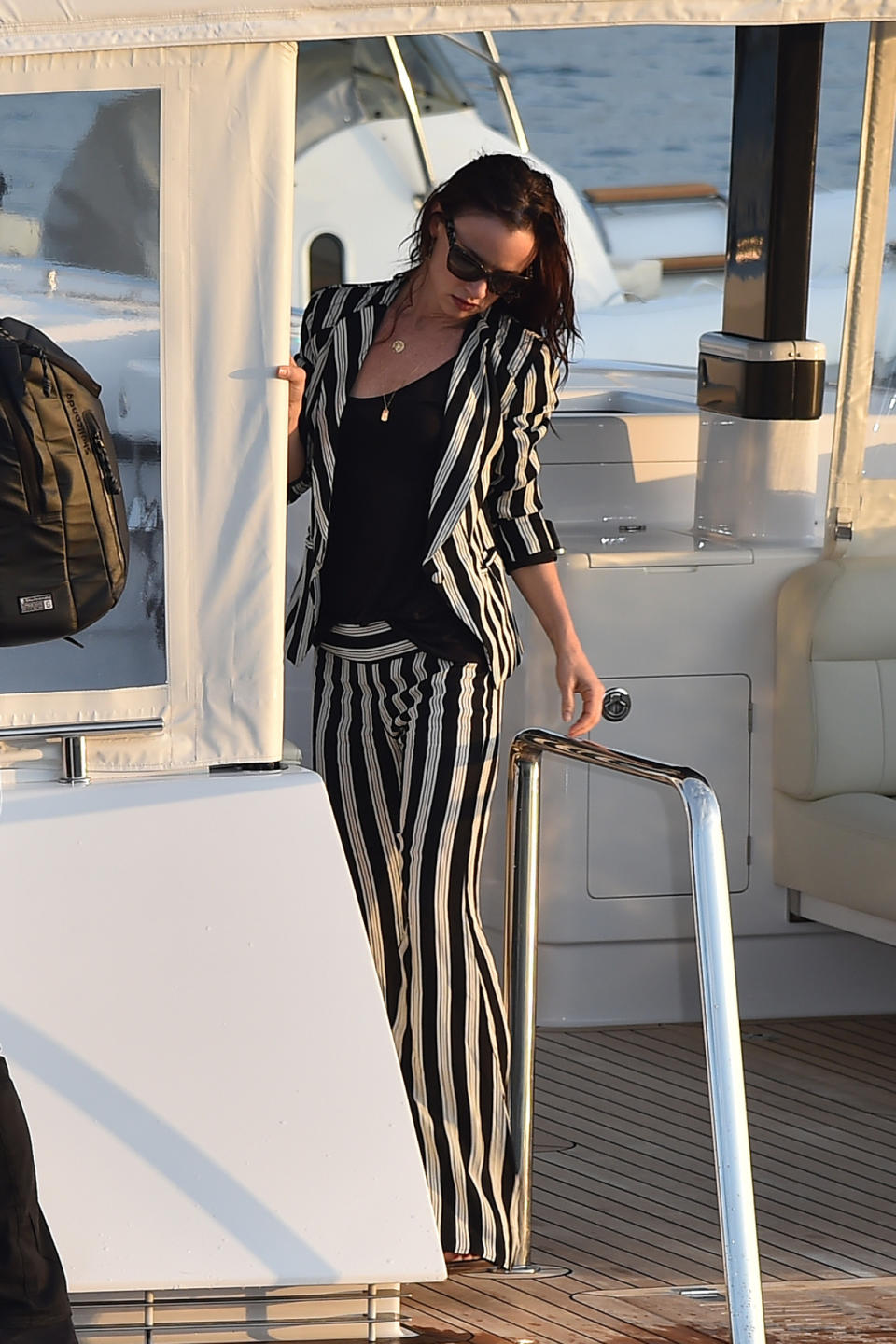 No, that’s not Michael Keaton in his iconic striped suit from “Beetlejuice”! It’s Juliette Lewis aboard a yacht in Cannes! The 41-year-old actress pushed up her sleeves and wore a loosely fitted cotton tank top.
