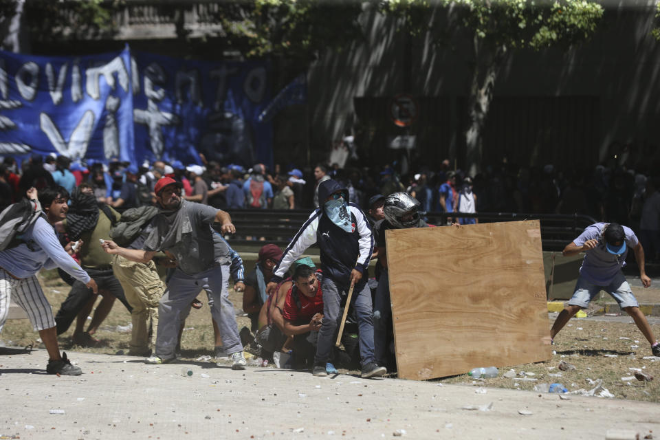 FOTOS: Disturbios fuera del Congreso argentino por reforma de pensiones