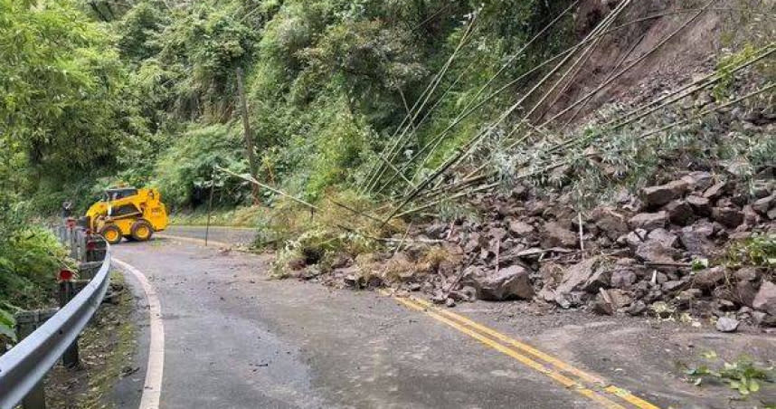 豪雨引發阿里山多處落石及坍方，高危險路段請民眾小心通行。（圖／翻攝畫面）