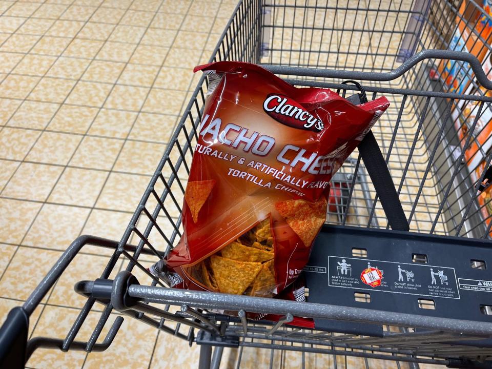 Eine Tüte Clancy's Nacho Cheese Tortilla Chips, die Doritos sehr ähnlich sind, liegen auf dem Sitz eines Einkaufswagens in einem Aldi-Markt in Maryland.