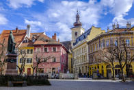 Et si vous partiez en Roumanie cet été pour un dépaysement total ? "Connue pour sa culture, son histoire, sa gastronomie, son architecture diversifiée (y compris ses maisons emblématiques aux yeux qui ont donné à la ville son surnom) et ses merveilles naturelles, la ville est devenue une destination touristique convoitée", souligne l'étude.