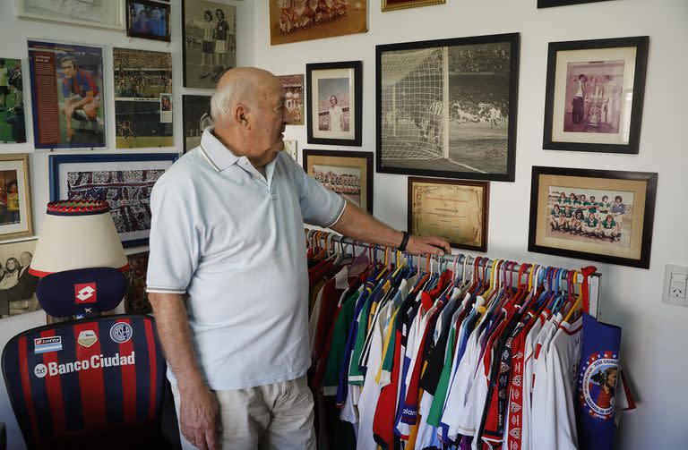 Rodeado de camisetas, fotos y trofeos, en el pequeño museo que posee en el primer piso de su casa