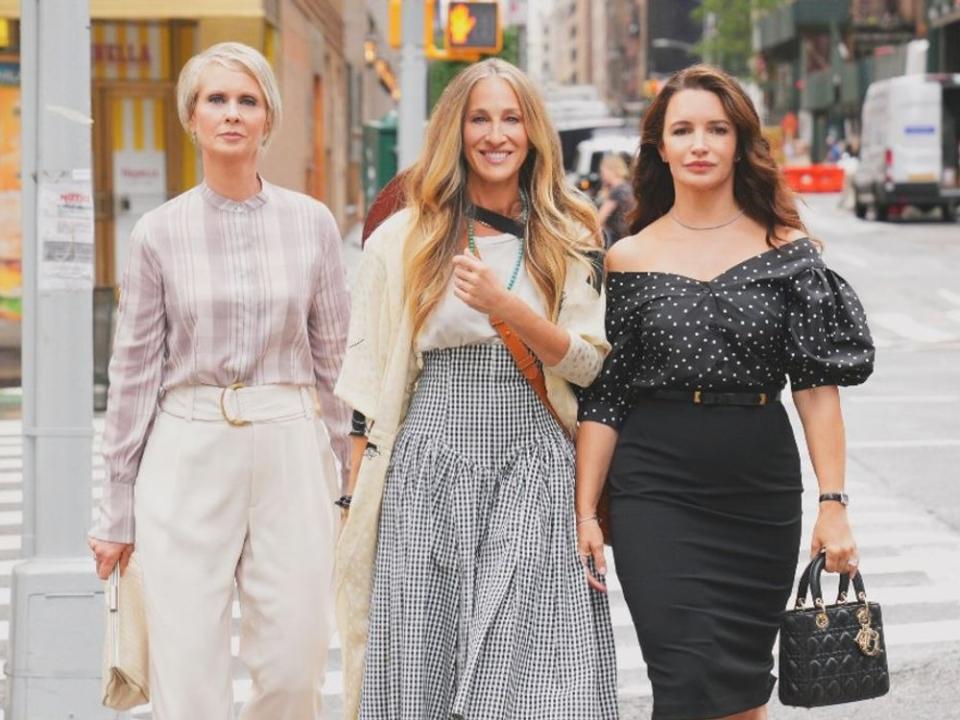 Cynthia Nixon alias Miranda Hobbes, Sarah Jessica Parker alias Carrie Bradshaw und Kristin Davis alias Charlotte York feiern mit "And Just Like That..." ein Comeback. (Bild: © [2021] WarnerMedia Direct LLC.)