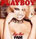 <p>Jetzt ist Schluss. Pamela Anderson zeigte sich ein allerletztes Mal nackt im „Playboy“. Denn mit sofortiger Wirkung sind im US-amerikanischen „Playboy“ keine Nacktbilder mehr zu sehen. Kein Scherz! Als letzte und all-time-Favoritin durfte nun noch einmal Pamela Anderson zeigen, was sie zu bieten hat, und das zum insgesamt 14. Mal. Ein grandioses Finale! Mehr als 25 Jahre ist es her, dass Pamela Anderson zum ersten Mal auf dem „Playboy“-Cover in den USA zu sehen war. Die damals 22-jährige Kanadierin wurde 1989 bei einem Football-Spiel entdeckt und kurz darauf für das Erotik-Magazin abgelichtet. Von sich selbst sagt Anderson: „Ich würde mich selbst nicht als schön bezeichnen, aber ich habe eine starke sinnliche Ausstrahlung. Darauf reagieren die Leute stärker als auf körperliche Reize – der Geist eines Menschen altert nie!“ (Bild: Facebook / Playboy)</p>