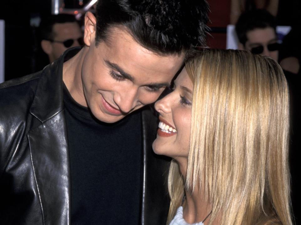 Freddie Prinze Jr. and Sarah Michelle Gellar during a red carpet event in 2000.