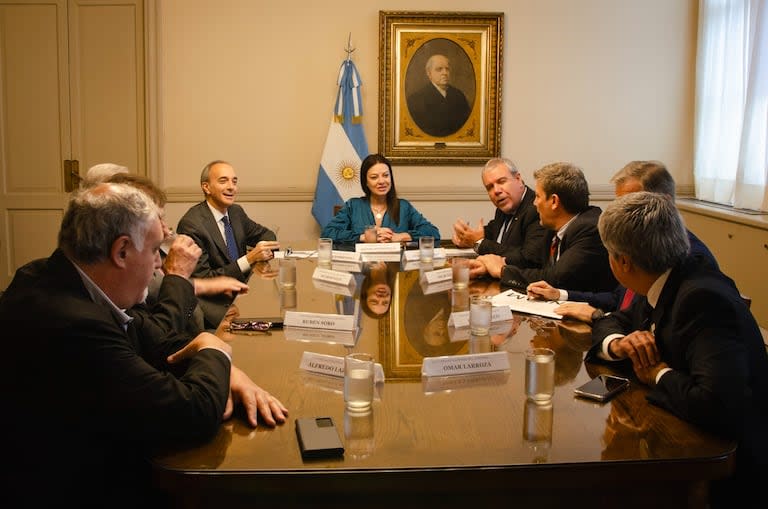La ministra de Capital Humano, Sandra Pettovello, y el secretario de Educación, Carlos Torrendell, durante la primera reunión con el CIN el 30 de abril