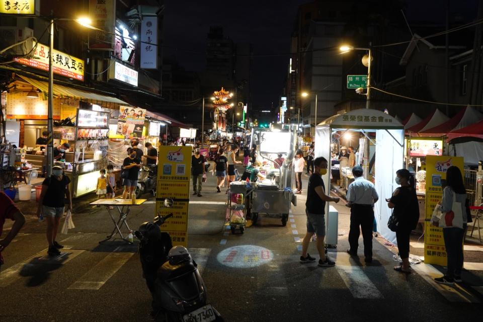 受武漢肺炎疫情影響，而暫停營業兩個多月的萬華廣州街夜市，在疫情漸緩後今天傍晚重新開市營業。   圖：張良一/攝