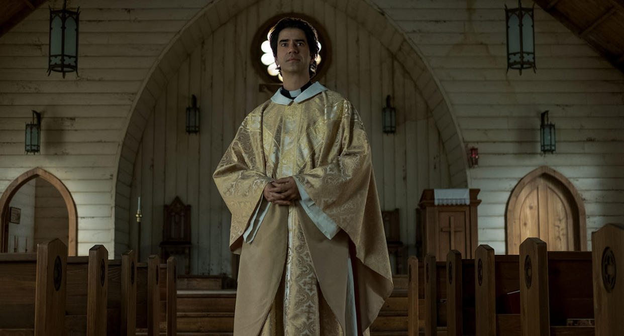 MIDNIGHT MASS (L to R) HAMISH LINKLATER as FATHER PAUL in episode 101 of MIDNIGHT MASS Cr. EIKE SCHROTER/NETFLIX Â© 2021