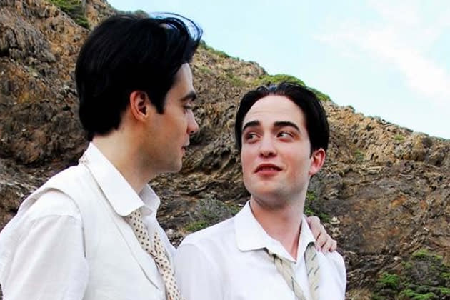 In „Little Ashes“ (Regie: Paul Morrison, 2008) spielt Pattinson den spanischen Künstler Salvador Dalí. Es wurde behauptet, Robert hätte sich durch diese Rolle von seiner Rolle als Vampir Edward Cullen distanzieren wollen. Das haut aber nicht hin. Denn „Little Ashes" war schon vor „Twilight" abgedreht. Die Story: 1922 wird Salvador Dalí Student an der Universität von Madrid. Er trifft Federico García Lorca (Javier Beltran), die beiden verlieben sich und werden ein Paar. Dali kommt nicht mit seiner Homosexualität klar und flüchtet nach Paris, wo er sich mit der verheirateten Gala (Arly Jover) einlässt und in rechtskonservativen Kreisen verkehrt.