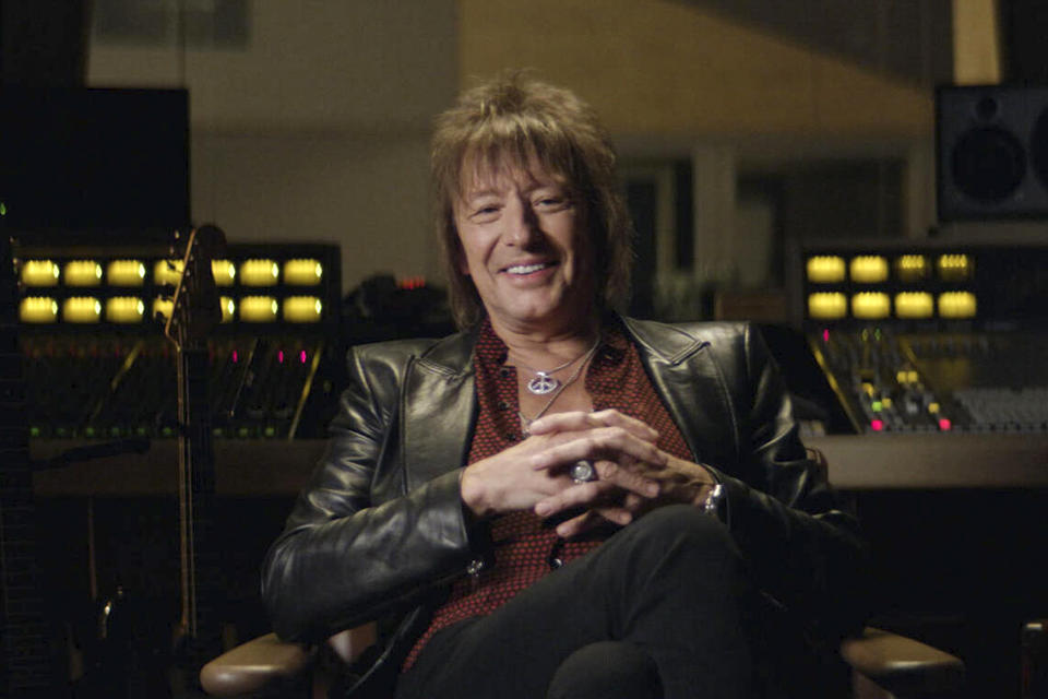 Esta imagen proporcionada por Hulu muestra a Richie Sambora en una escena de la docuserie "Thank You, Good Night: The Bon Jovi Story", que se estrena el 26 de abril. (Disney/Hulu via AP)