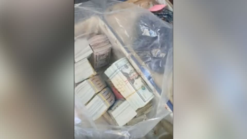 Video footage also showed stacks of cash. - Vesti/Telegram