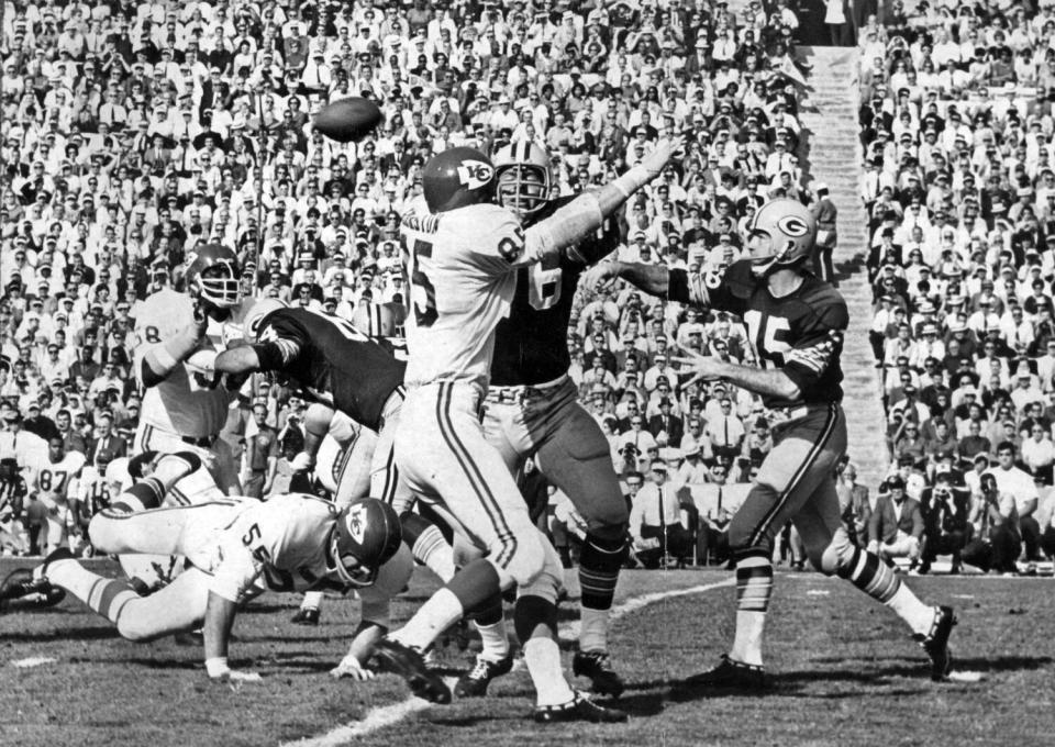 Packers' Bart Starr throws a first-quater pass during Super Bowl game against the Kansas City Chief.