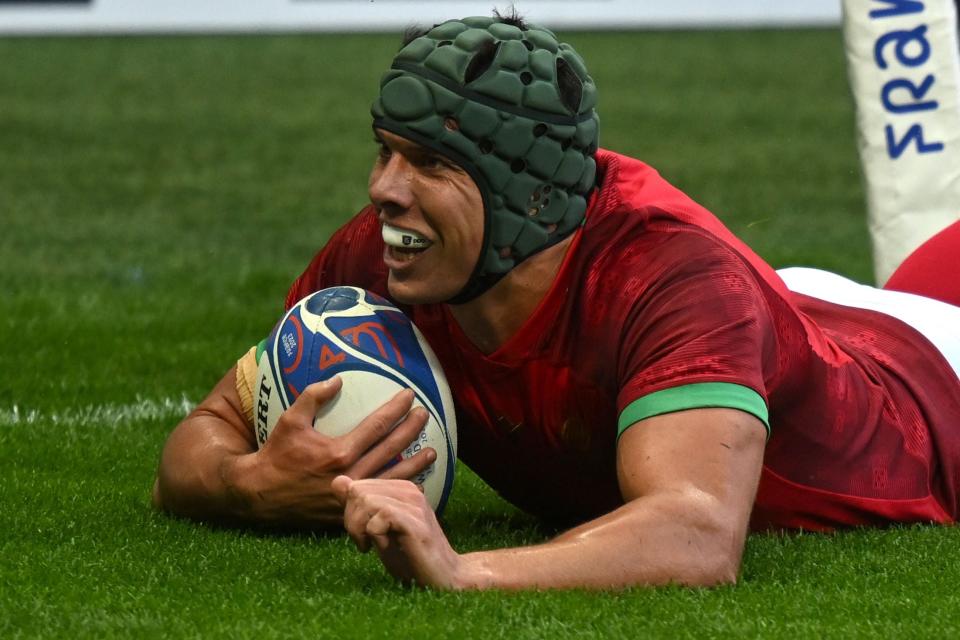 Bettencourt scores the first try of the game (AFP via Getty Images)