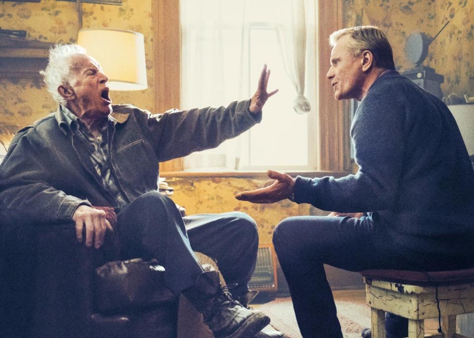 Für "Falling" stand Viggo Mortensen (rechts, mit Lance Henriksen) nicht nur vor, sondern erstmals auch als Regisseur hinter der Kamera. (Bild: 2020 PROKINO Filmverleih GmbH)