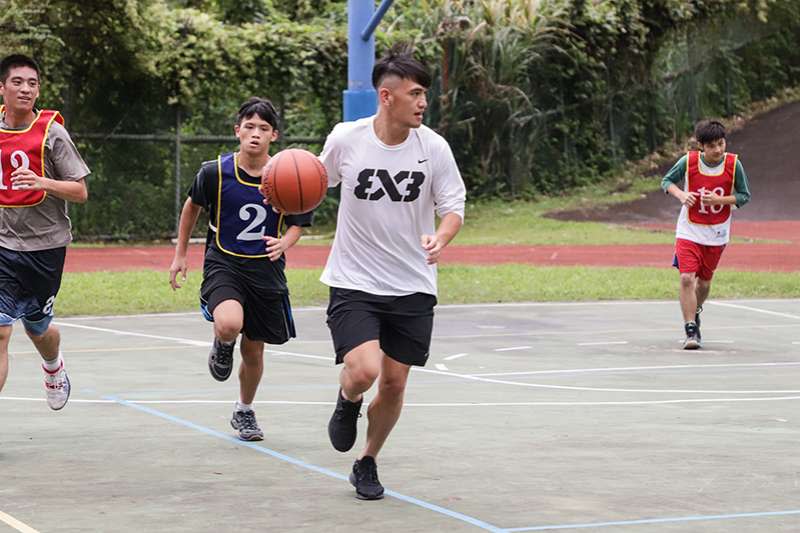 目前效力於金門酒廠籃球隊的盧冠軒，今年將邁入SBL的2年級生，能繼續職業籃球路，對他來說是一個萬幸。（記者余柏翰攝）