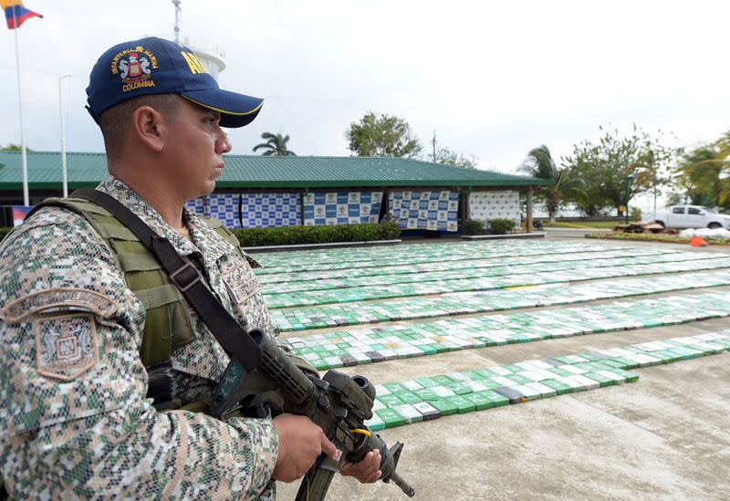 Foto de archivo. Un miembro de la Armada de Colombia cuida un cargamento de 5,2 toneladas de cocaína confiscado en Turbo