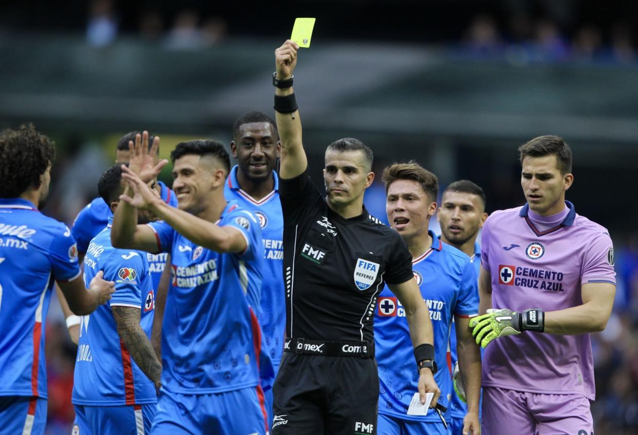 El arbitraje y la toma de decisiones con apoyo del VAR volvió a ser objeto de críticas en el fútbol mexicano. En la imagen, ela árbitro central Fernando Hernández amonesta a Uriel Antuna durante el partido de fútbol Cruz Azul vs Toluca correspondiente a la jornada 8 del Torneo Apertura 2022 de Liga BBVA MX, en el estadio Azteca.Azteca. FOTO: EDGAR NEGRETE/CUARTOSCURO.COM